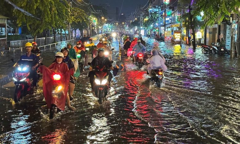 Mưa đầu mùa khiến nhiều tuyến đường ở TP HCM ngập nặng