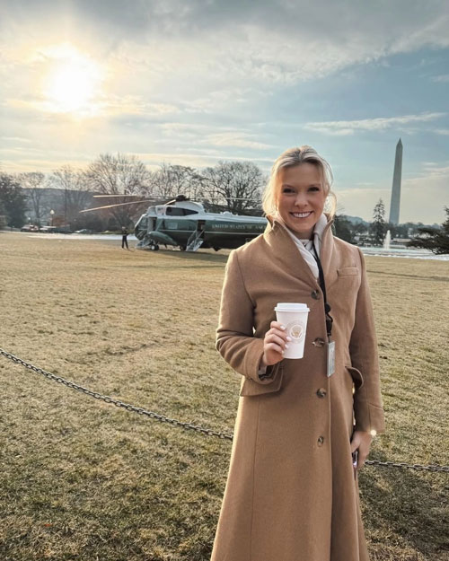 Bộ ba tóc vàng đồng hành cùng ông Trump trong truyền thông Nhà Trắng