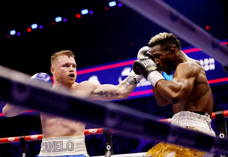 Canelo lập kỷ lục buồn trong trận đấu thống nhất 4 đai siêu trung