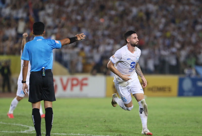 Cầu thủ Hà Nội FC phản ứng với HLV Nhật Bản sau thảm bại 0-3