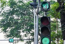Có nên đứng im khi đèn giao thông chuyển xanh?