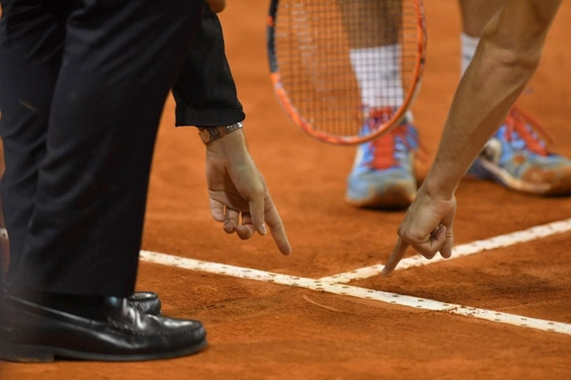 Công nghệ trọng tài điện tử gây hoài nghi trên sân đất nện tennis