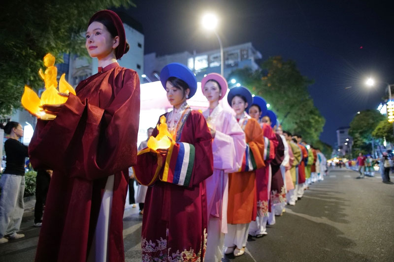Dàn sao TP HCM rước tượng Phật mừng Vesak 2025