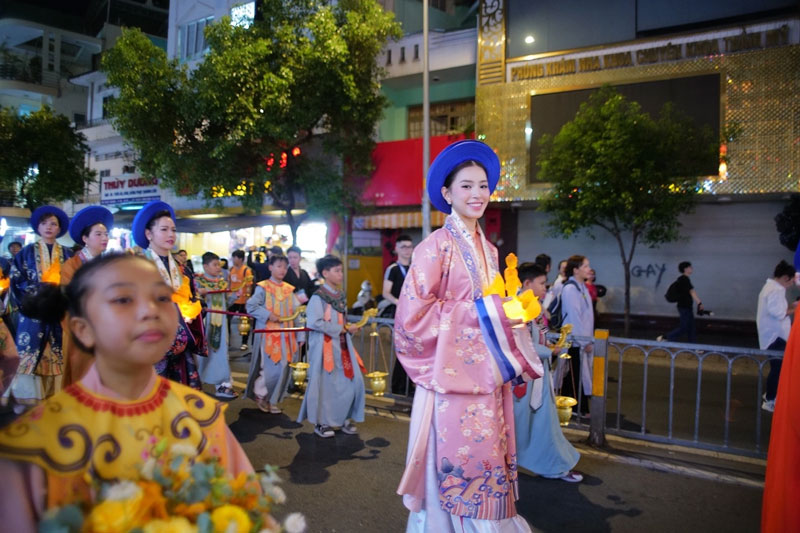 Dàn sao TP HCM rước tượng Phật mừng Vesak 2025