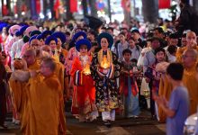 Dàn sao TP HCM rước tượng Phật mừng Vesak 2025
