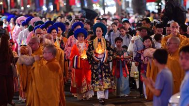 Dàn sao TP HCM rước tượng Phật mừng Vesak 2025