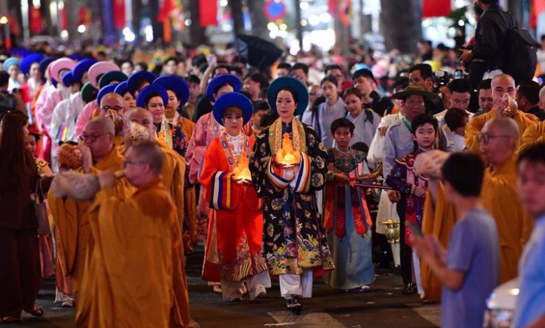 Dàn sao TP HCM rước tượng Phật mừng Vesak 2025