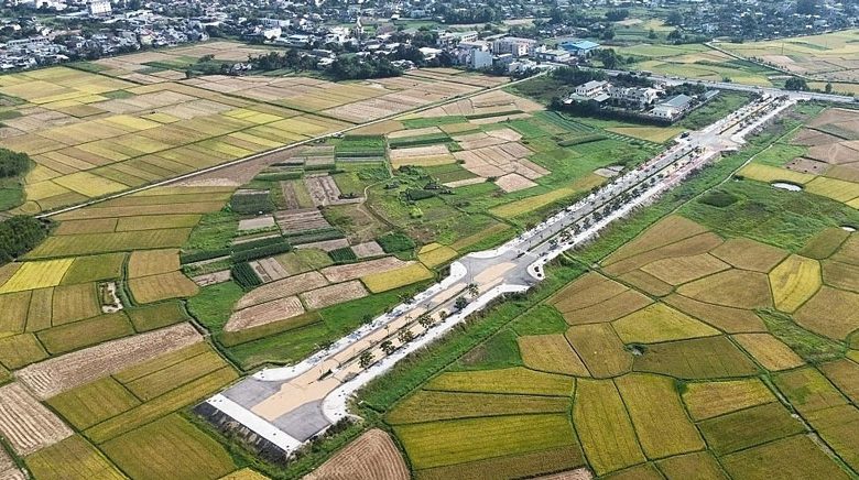 Đường mới chỉ để phơi lúa sau 2 năm hoàn thành