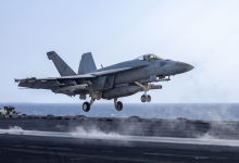 Phi công Mỹ nhảy khỏi F/A-18 trước khi rơi xuống biển