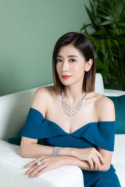 Giả Tịnh Văn rạng rỡ với phong cách gợi cảm ở tuổi 51