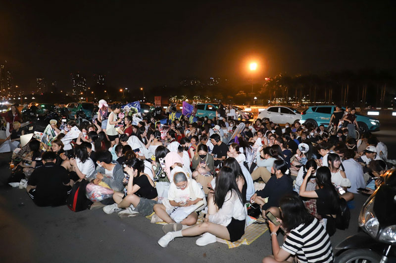 Hàng trăm fan trẻ đội mưa, chờ đón concert Anh Trai Say Hi