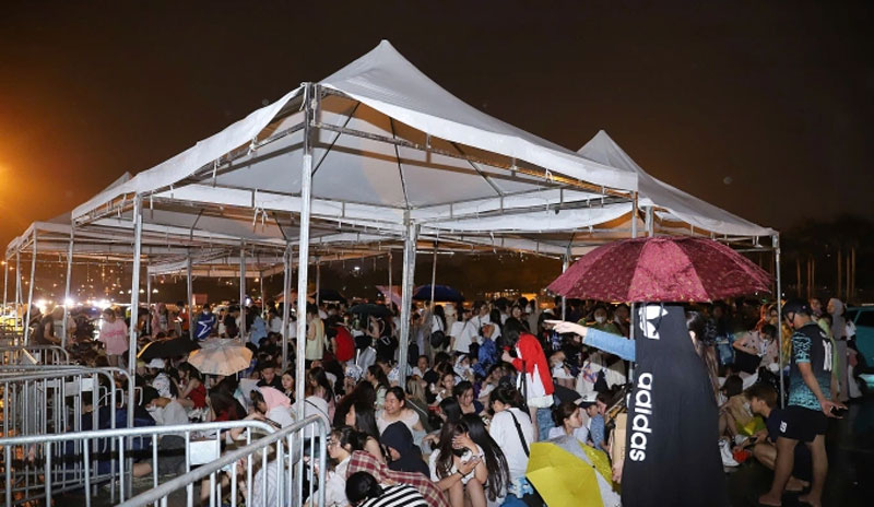 Hàng trăm fan trẻ đội mưa, chờ đón concert Anh Trai Say Hi