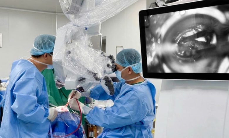 Khối u não 6 cm gây đau đầu kéo dài ở cô gái 20 tuổi
