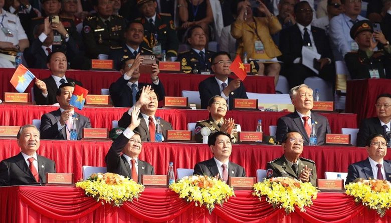 Lễ kỷ niệm 50 năm thống nhất đất nước với không khí tưng bừng