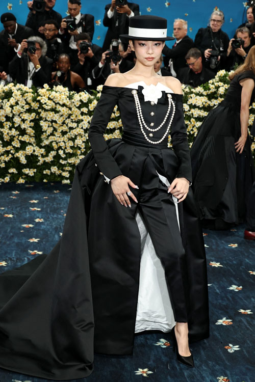 Lisa gây chú ý với mốt nội y tại Met Gala 2025