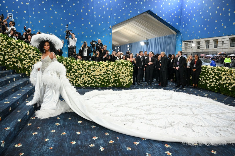 Lisa gây chú ý với mốt nội y tại Met Gala 2025