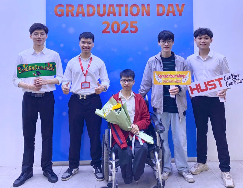 Nam sinh vượt khó tốt nghiệp loại giỏi Bách khoa Hà Nội sau 10 năm bạn cõng