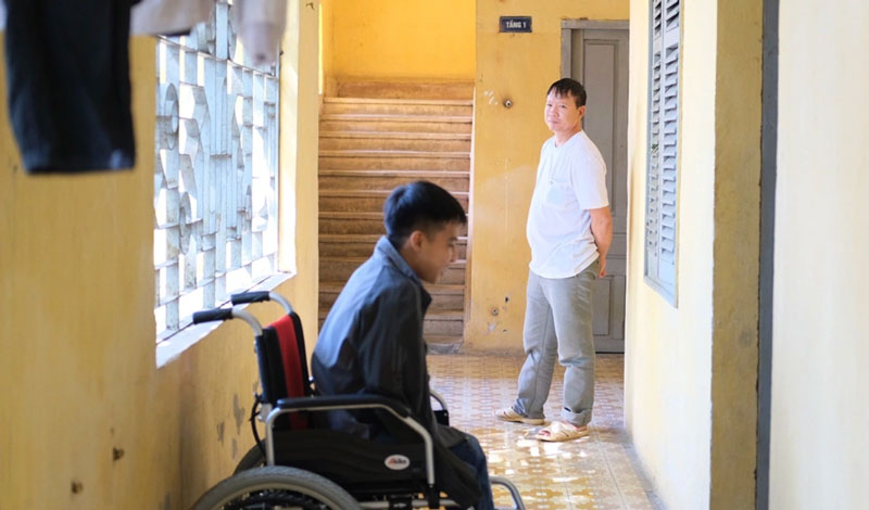 Nam sinh vượt khó tốt nghiệp loại giỏi Bách khoa Hà Nội sau 10 năm bạn cõng