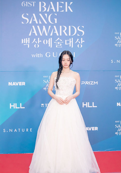 Song Hye Kyo và Jang Nara tỏa sáng thảm đỏ Baeksang 2025