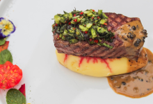 Món bò áp chảo sốt chimichurri của đầu bếp 5 sao Lê Đức Phong