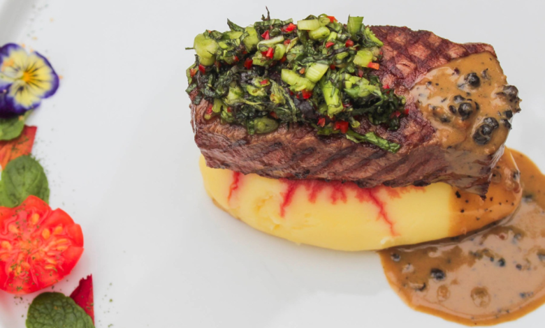 Món bò áp chảo sốt chimichurri của đầu bếp 5 sao Lê Đức Phong
