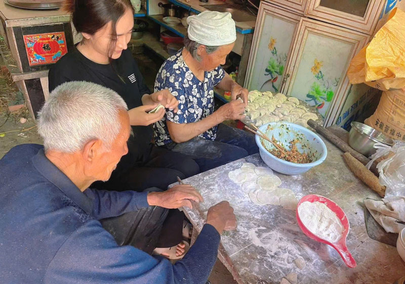 Tình yêu tạm bợ giữa những rào cản pháp lý của Hương Giang