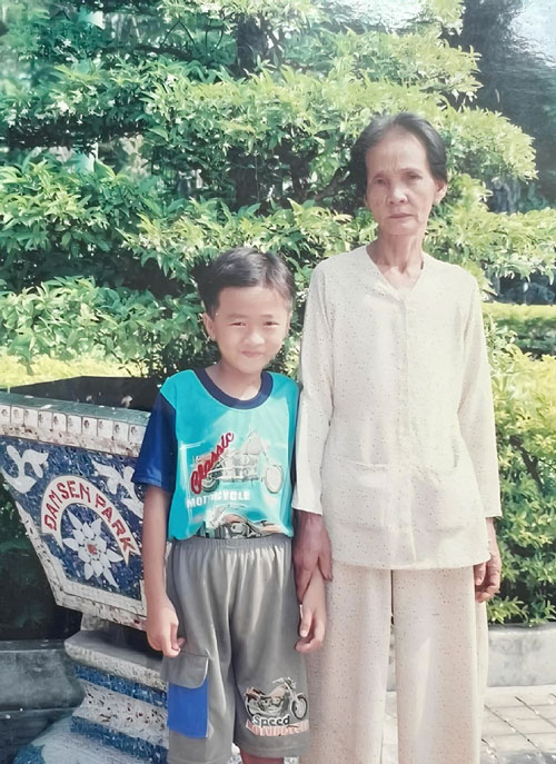 Tình yêu tạm bợ giữa những rào cản pháp lý của Hương Giang
