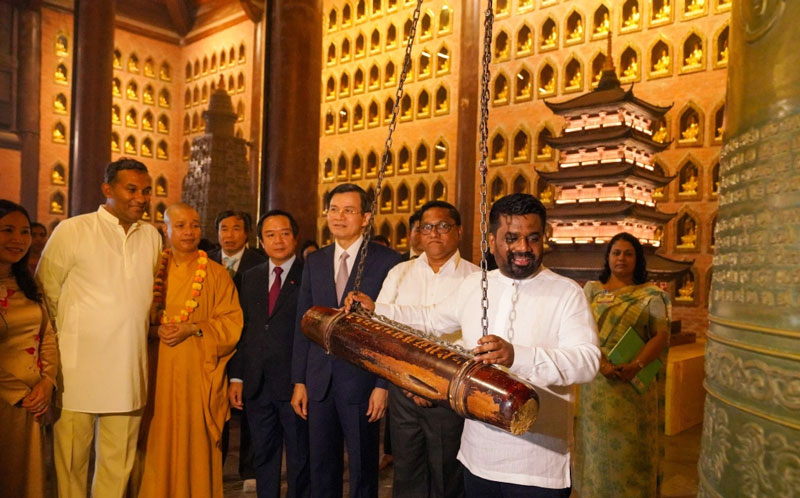 Tổng thống Sri Lanka tham quan và dâng hương tại chùa Bái Đính