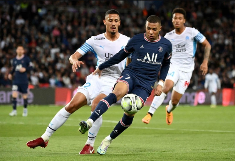 William Saliba từ tiền đạo lười biếng thành trụ cột Arsenal