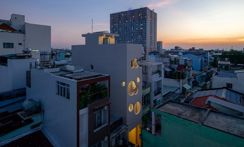 Hệ cửa độc đáo mang lại ánh sáng và nét đẹp cho nhà ống.