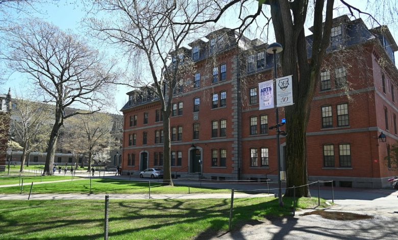 Chính quyền Trump ngừng cấp tài trợ mới cho Harvard