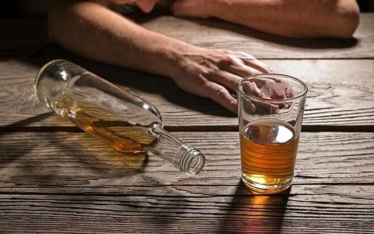 Não nhiễm độc do rượu: Cảnh báo nguy hiểm sức khỏe thần kinh