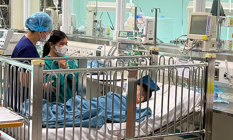 Bé trai vụ 'nộp đủ tiền mới cấp cứu' phục hồi tốt, sắp xuất viện