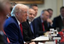 Trump chỉ trích Biden sau tăng trưởng GDP âm dẫn đến thị trường lao dốc