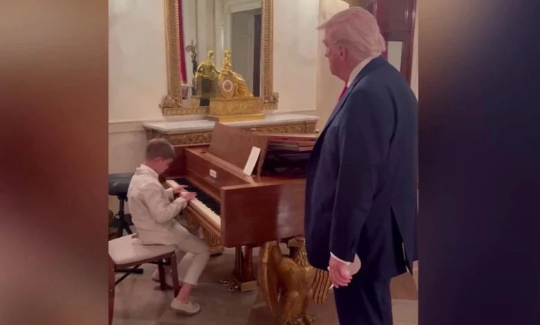 Con trai Ivanka chơi piano cho ông ngoại Donald Trump nghe
