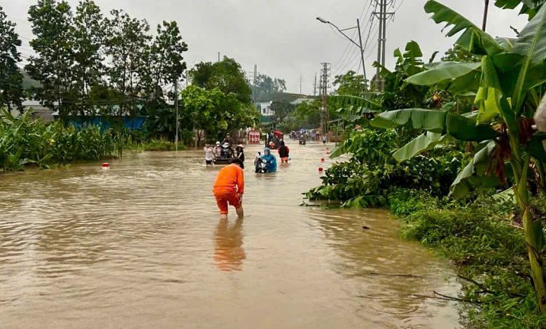 Quốc lộ 2 Tuyên Quang ngập nặng do mưa giông lớn.