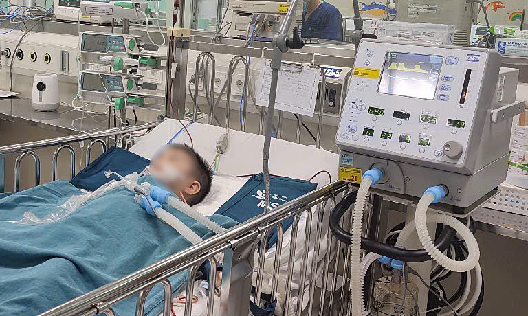 Bé trai 4 tuổi hồi phục sau chấn thương, phản ánh vụ cấp cứu