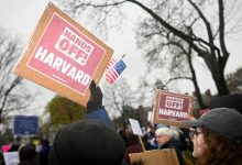 Harvard đứng trước lựa chọn khó khăn giữa đấu tranh và thỏa hiệp