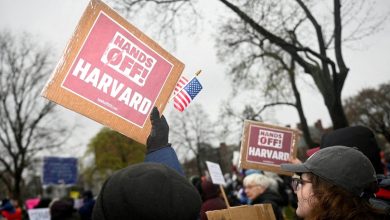 Harvard đứng trước lựa chọn khó khăn giữa đấu tranh và thỏa hiệp