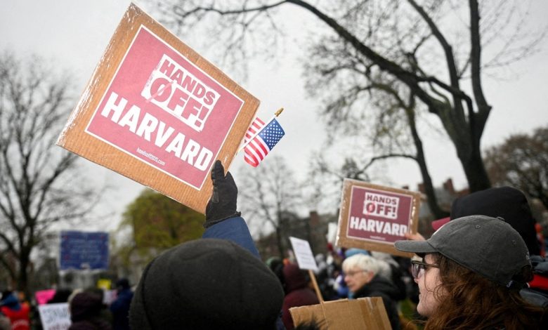 Harvard đứng trước lựa chọn khó khăn giữa đấu tranh và thỏa hiệp