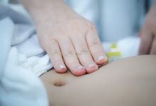 Trẻ 2 tuổi bị bỏng miệng nghiêm trọng do ăn nhầm bột thông cống