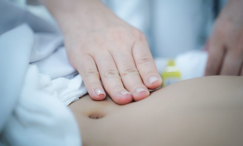 Trẻ 2 tuổi bị bỏng miệng nghiêm trọng do ăn nhầm bột thông cống