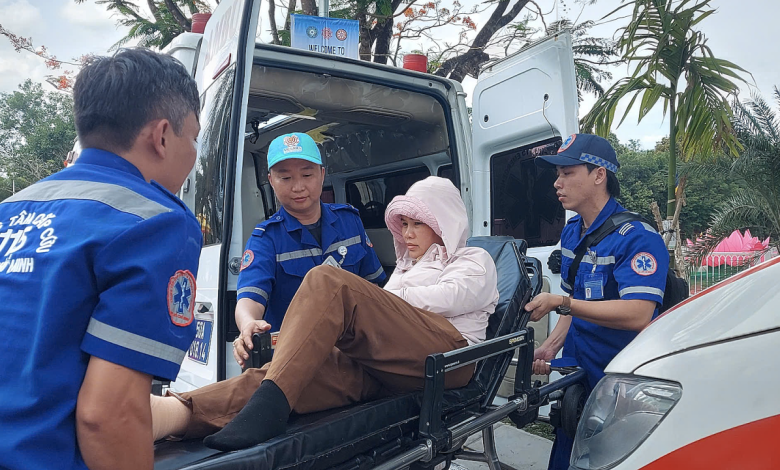 Hàng trăm người say nắng khi chiêm bái xá lợi Đức Phật