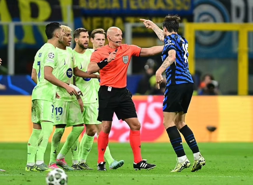 Inigo Martinez bị tố nhổ nước bọt tại Champions League