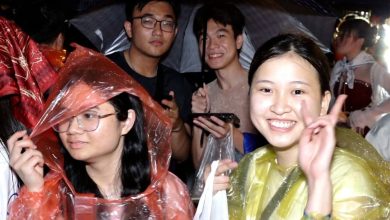 Hàng trăm fan đội mưa chờ đón concert "Anh trai say hi" tại Mỹ Đình