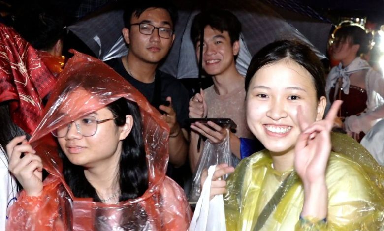Hàng trăm fan đội mưa chờ đón concert "Anh trai say hi" tại Mỹ Đình