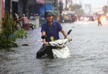 Cơn mưa lớn nhất TP HCM trong 8 năm qua gây ngập nặng