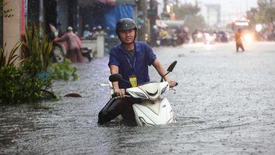 Cơn mưa lớn nhất TP HCM trong 8 năm qua gây ngập nặng