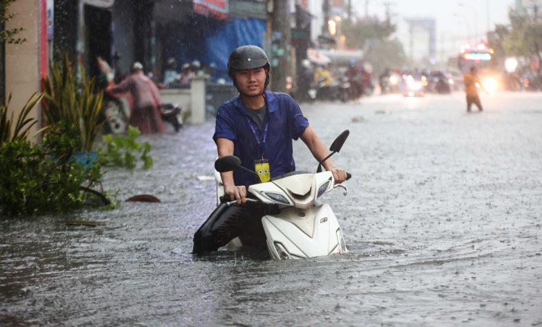 Cơn mưa lớn nhất TP HCM trong 8 năm qua gây ngập nặng