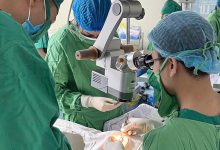 Mổ cứu mắt bệnh nhân cườm nước bằng thiết bị dẫn lưu mới